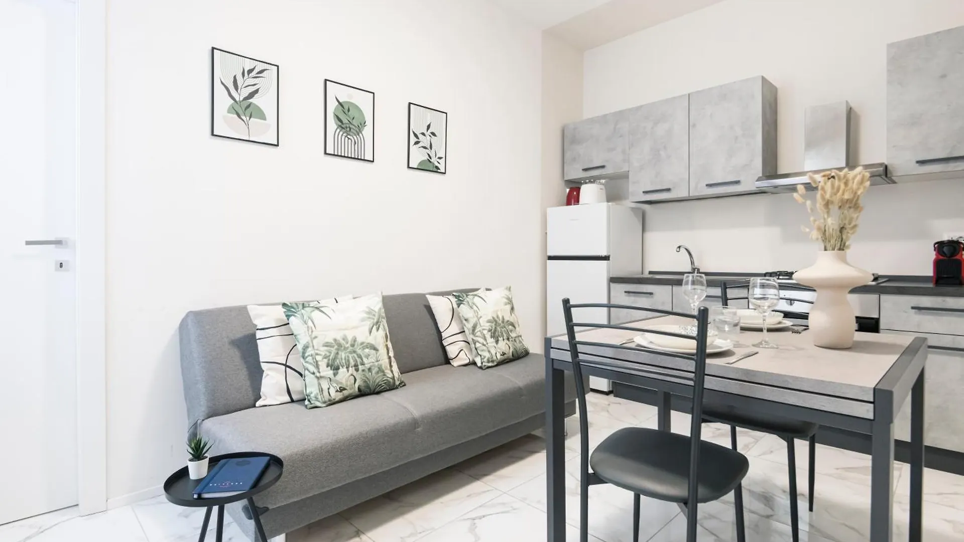 Easylife - Appartamento Elegante Moderno E Accogliente - La Tua Oasi In Citta Milan 0*,  Italy