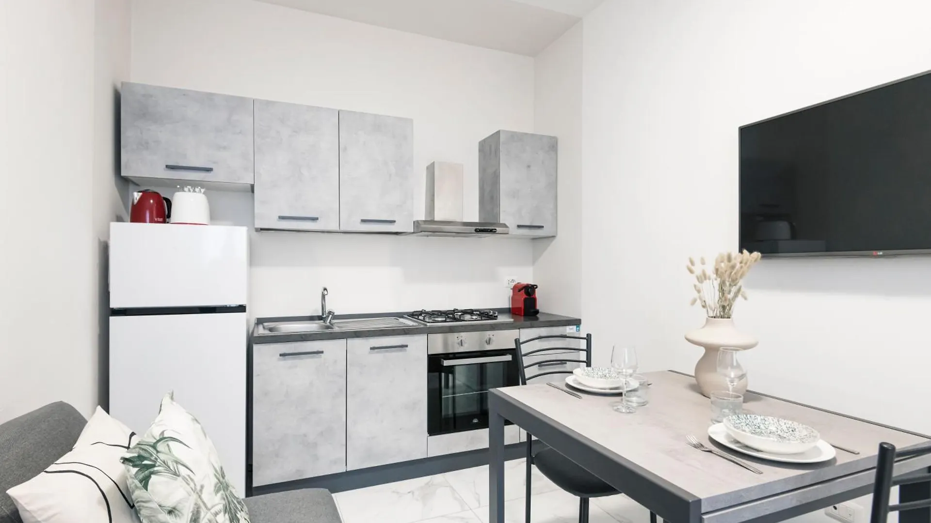 Easylife - Appartamento Elegante Moderno E Accogliente - La Tua Oasi In Citta Milan 0*,  Italy