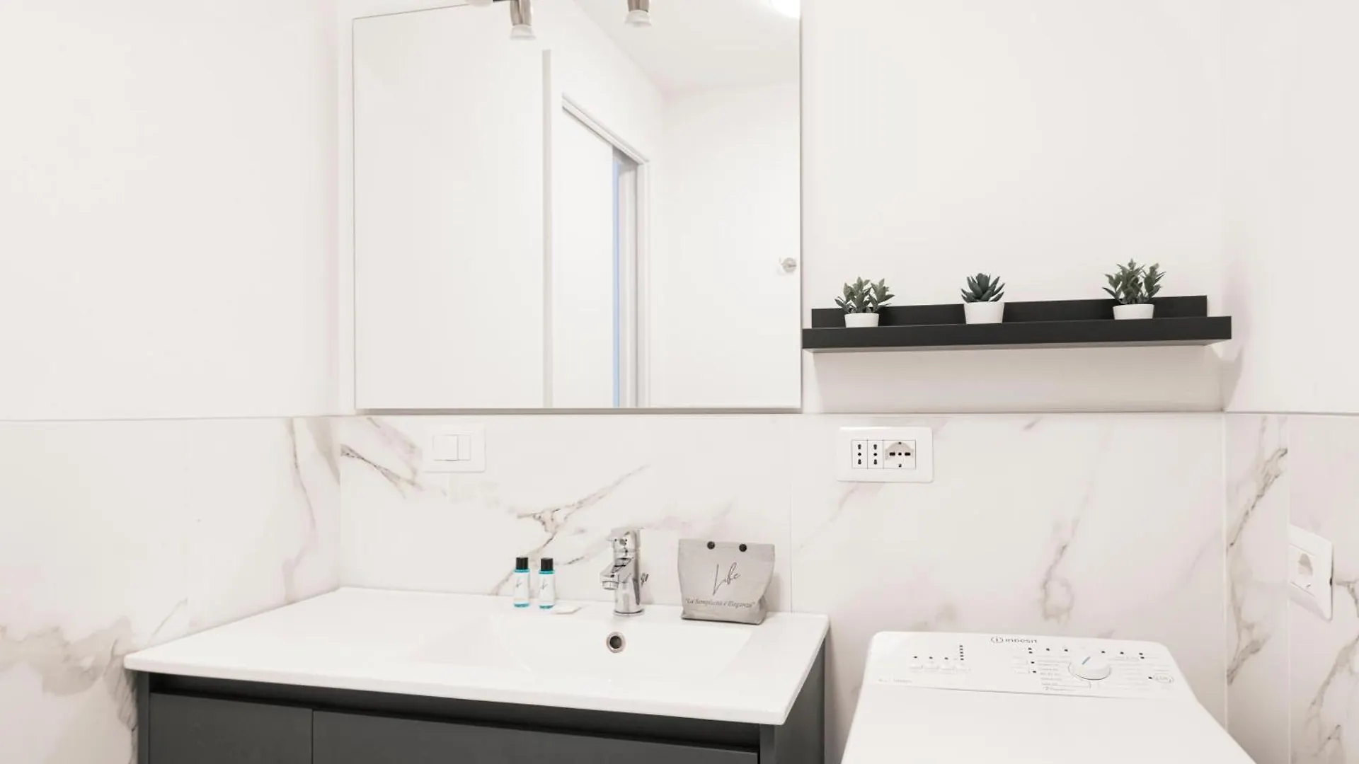 Easylife - Appartamento Elegante Moderno E Accogliente - La Tua Oasi In Citta Milan